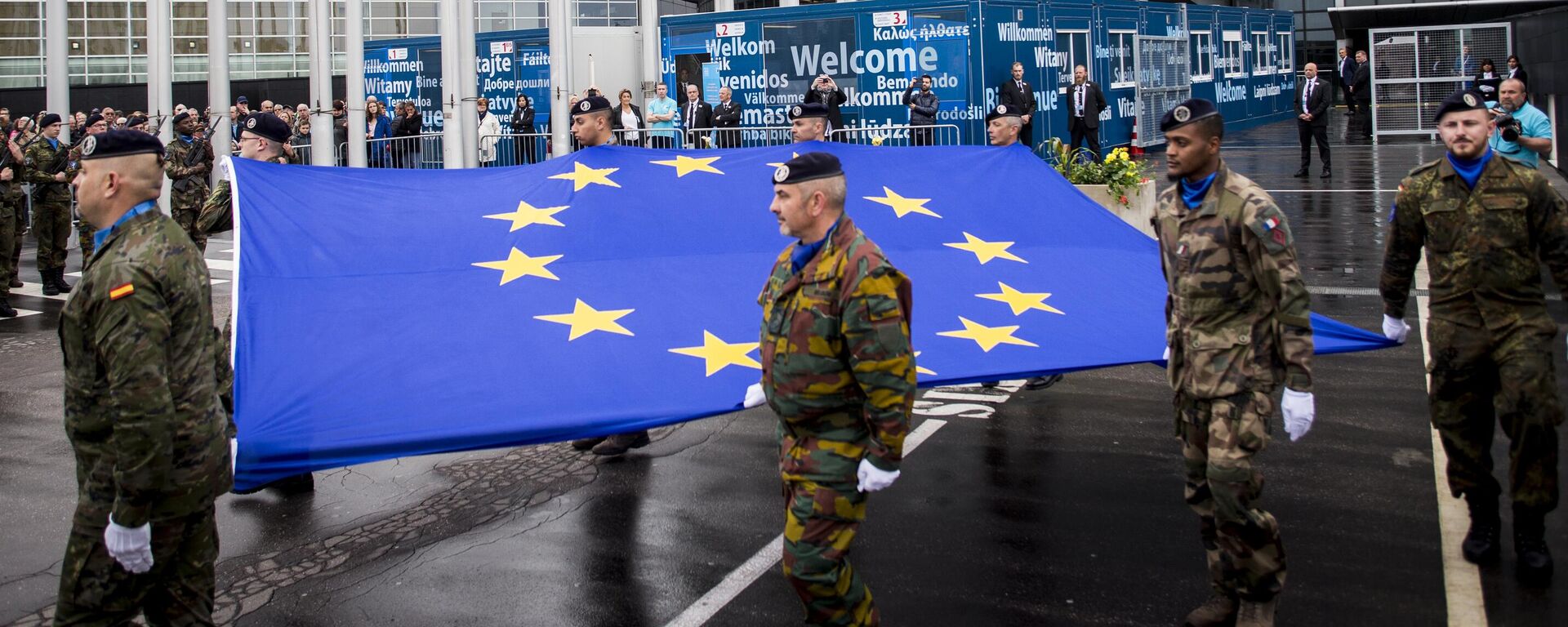 Soldados de un destacamento del Eurocuerpo izan la bandera de la Unión Europea durante la jornada de puertas abiertas en el Parlamento Europeo en Estrasburgo, 19 de mayo de 2019  - Sputnik Mundo, 1920, 07.09.2025