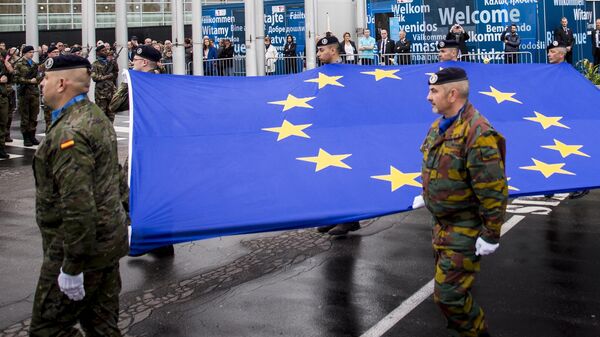 Soldados de un destacamento del Eurocuerpo izan la bandera de la Unión Europea durante la jornada de puertas abiertas en el Parlamento Europeo en Estrasburgo, 19 de mayo de 2019  - Sputnik Mundo