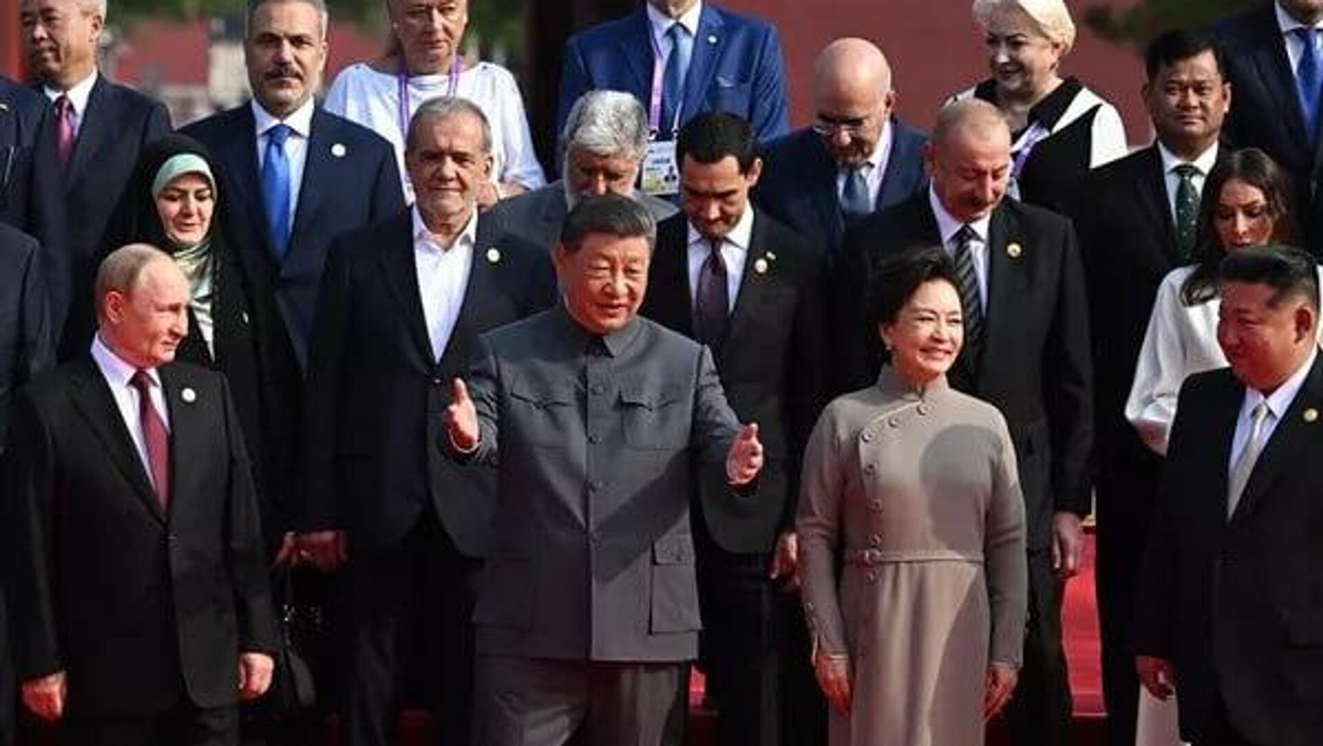 Cumbre de la OCS, desfile militar en China y festival de Cine de Venecia, entre las fotos de la semana Cumbre de la OCS, desfile militar en China y festival de Cine de Venecia, entre las fotos de la semana - Sputnik Mundo, 1920, 07.09.2025