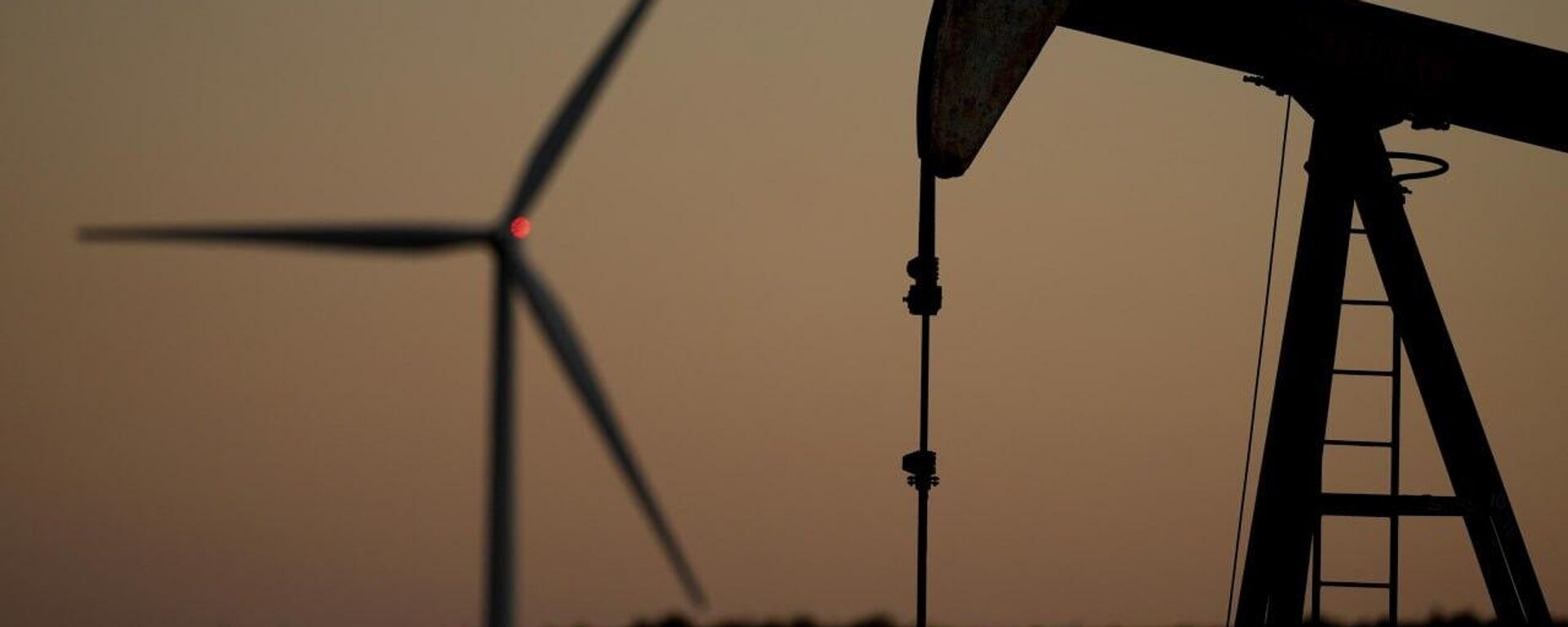 La OPEP+ aumenta el recorte voluntario de producción de petróleo en 137 - Sputnik Mundo, 1920, 29.04.2026