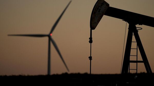 La OPEP+ aumenta el recorte voluntario de producción de petróleo en 137 - Sputnik Mundo