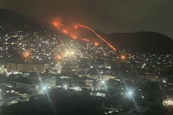 Combaten incendio forestal en ladera de un cerro en Río de Janeiro Combaten incendio forestal en ladera de un cerro en Río de Janeiro - Sputnik Mundo