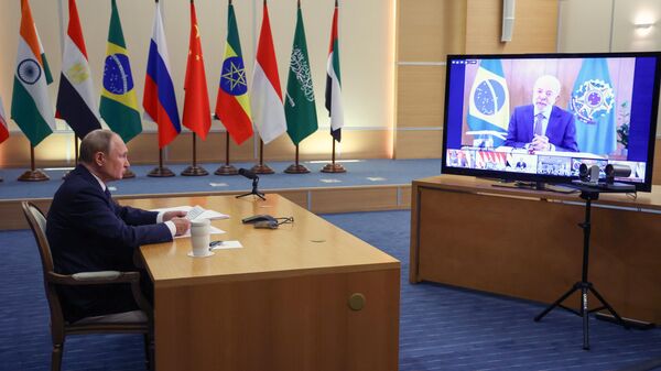 El presidente Vladimir Putin participa en la reunión extraordinaria de los BRICS - Sputnik Mundo