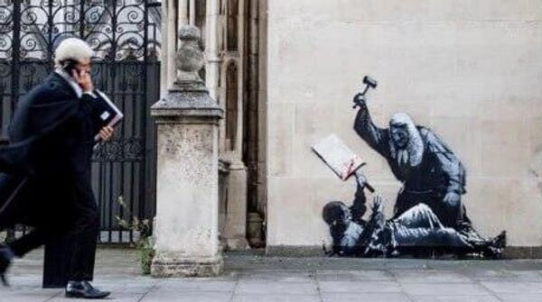 Nueva obra de Banksy es ocultada inmediatamente después de su aparición - Sputnik Mundo