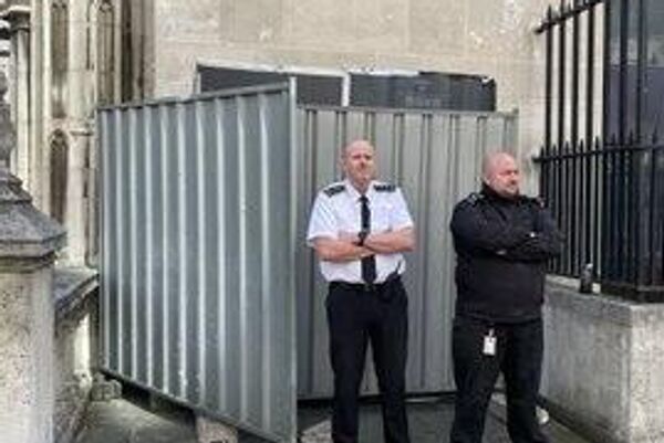 Nueva obra de Banksy es ocultada inmediatamente después de su aparición - Sputnik Mundo