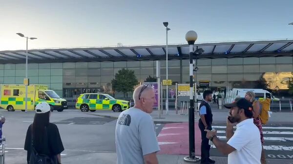 Evacúan terminal de aeropuerto en Londres por posible incidente con materiales peligrosos - Sputnik Mundo