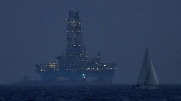 Una plataforma de perforación marina en aguas frente a la ciudad costera chipriota de Limassol, para la construcción de un gasoducto de Chipre a Israel, obra que no se concretó pese a la firma de un acuerdo. - Sputnik Mundo
