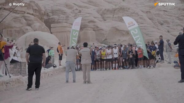 ‍ Carrera conmemorativa: más de 300 atletas participan en un maratón entre los monumentos de Jordania - Sputnik Mundo