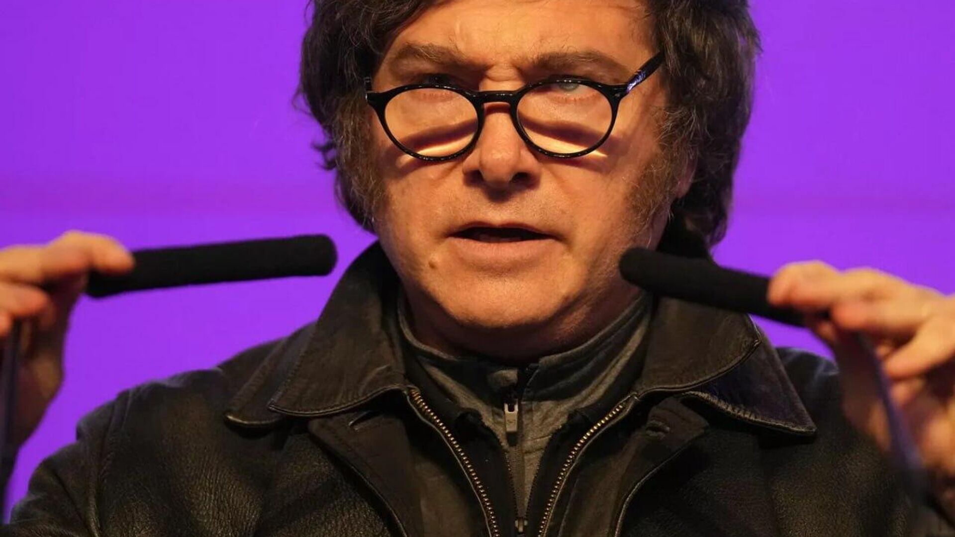 Acciones y bonos argentinos se desploman tras derrota de Milei en elecciones provinciales Acciones y bonos argentinos se desploman tras derrota de Milei en elecciones provinciales - Sputnik Mundo, 1920, 09.09.2025