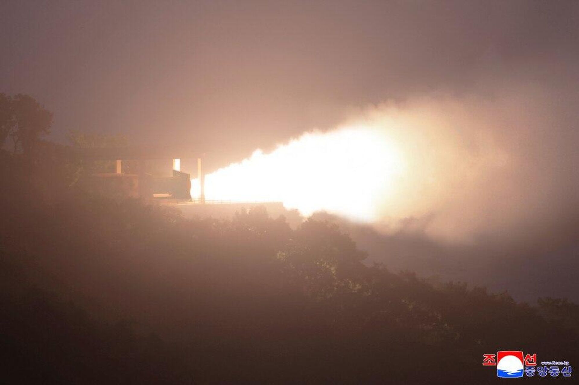 Corea del Norte realiza el ensayo de un propulsor para misiles balísticos intercontinentales Corea del Norte realiza el ensayo de un propulsor para misiles balísticos intercontinentales - Sputnik Mundo, 1920, 09.09.2025