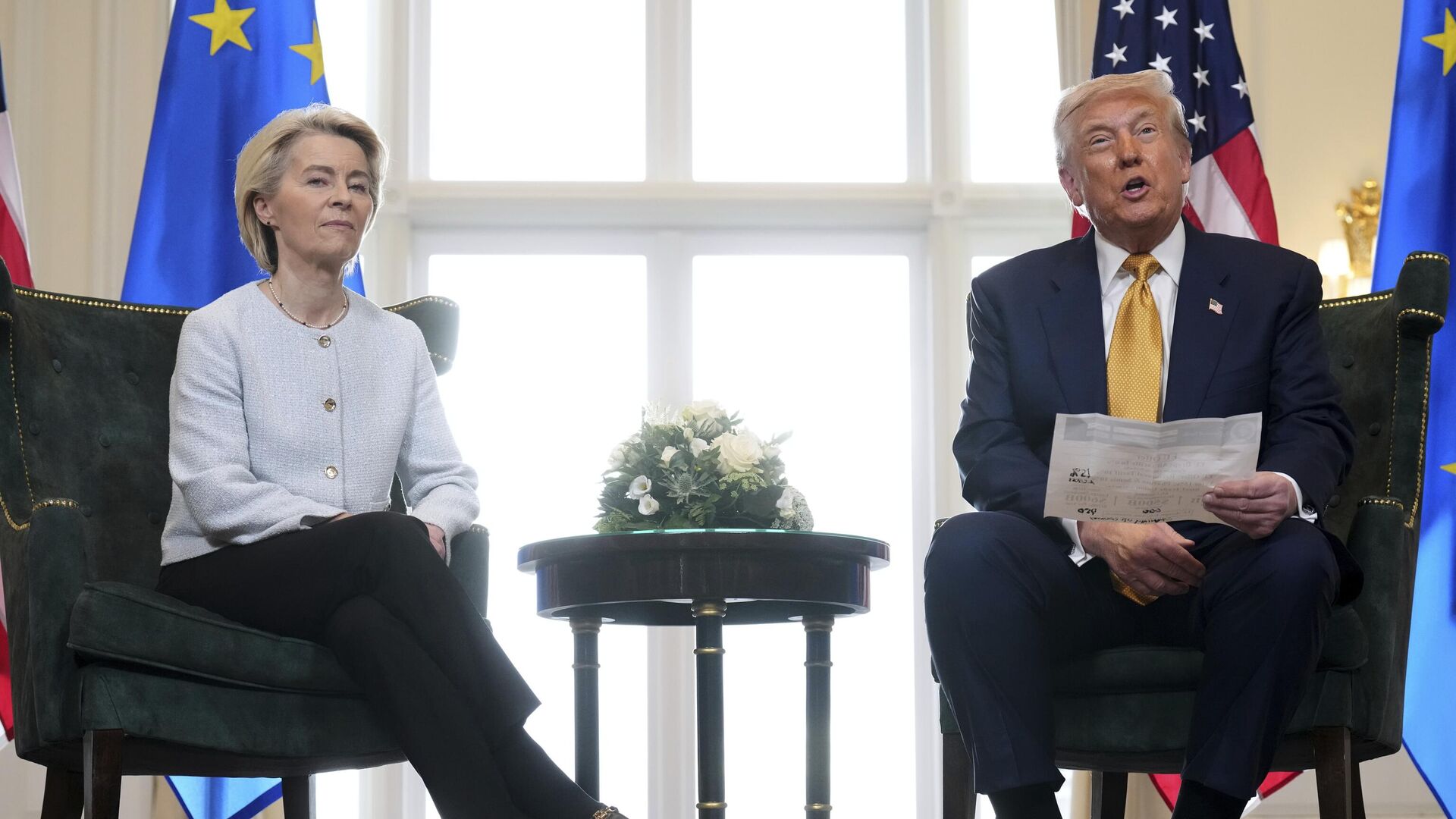  President Donald Trump reads from a paper and European Commission President Ursula von der Leyen listens after reaching a trade deal between the U.S. and the EU at the Trump Turnberry golf course in Turnberry, Scotland Sunday, July 27, 2025.  - Sputnik Mundo, 1920, 15.01.2026
