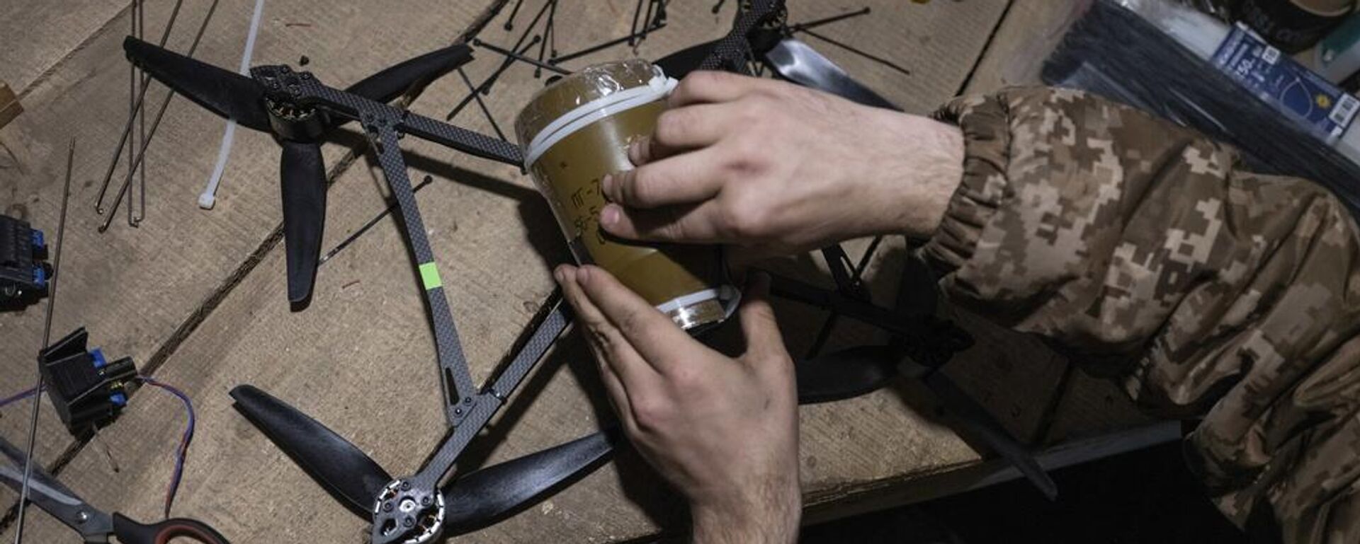 Un soldado ucraniano con un dron FPV - Sputnik Mundo, 1920, 10.09.2025