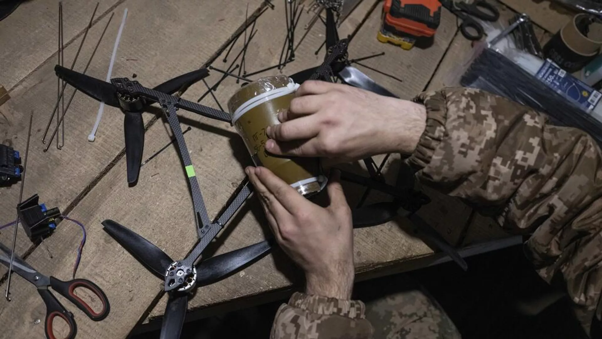 Un soldado ucraniano con un dron FPV - Sputnik Mundo, 1920, 10.09.2025