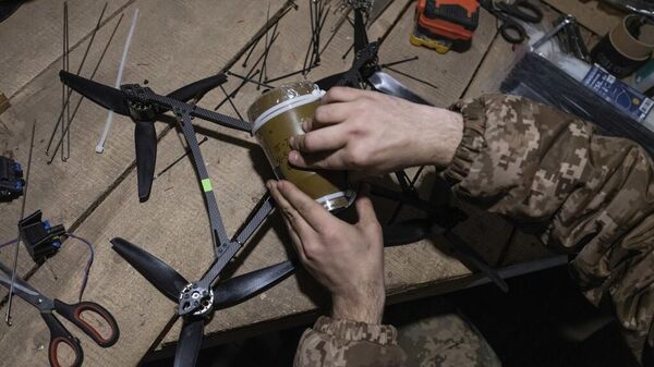 Un soldado ucraniano con un dron FPV - Sputnik Mundo