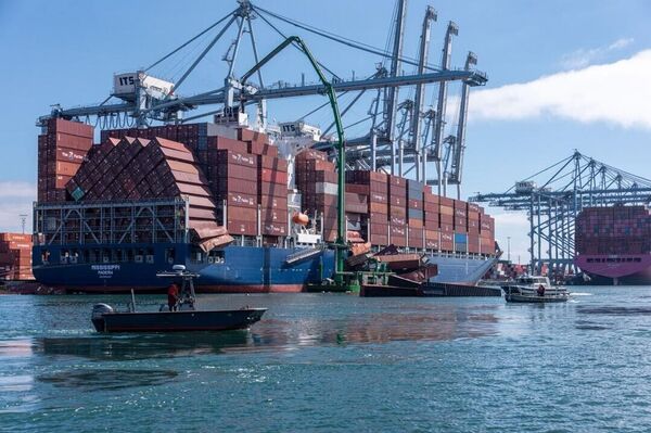 Más de 60 contenedores cayeron al agua desde un buque de carga en EEUU Más de 60 contenedores cayeron al agua desde un buque de carga en EEUU - Sputnik Mundo