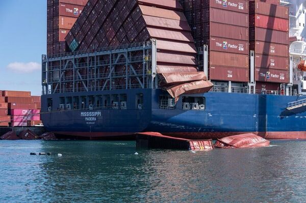 Más de 60 contenedores cayeron al agua desde un buque de carga en EEUU Más de 60 contenedores cayeron al agua desde un buque de carga en EEUU - Sputnik Mundo