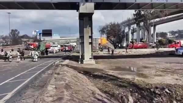 Hay al menos 18 personas heridas por la explosión de una pipa en la Ciudad de México - Sputnik Mundo