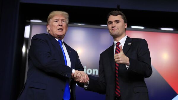 El presidente Donald Trump y el comentarista Charlie Kirk - Sputnik Mundo