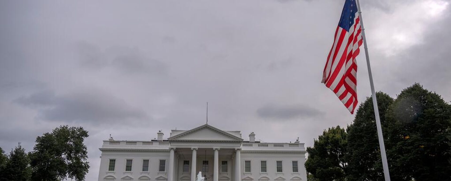 La bandera estadounidense en el jardín norte de la Casa Blanca en Washington ondea a media asta tras la muerte de Charlie Kirk - Sputnik Mundo, 1920, 19.10.2025