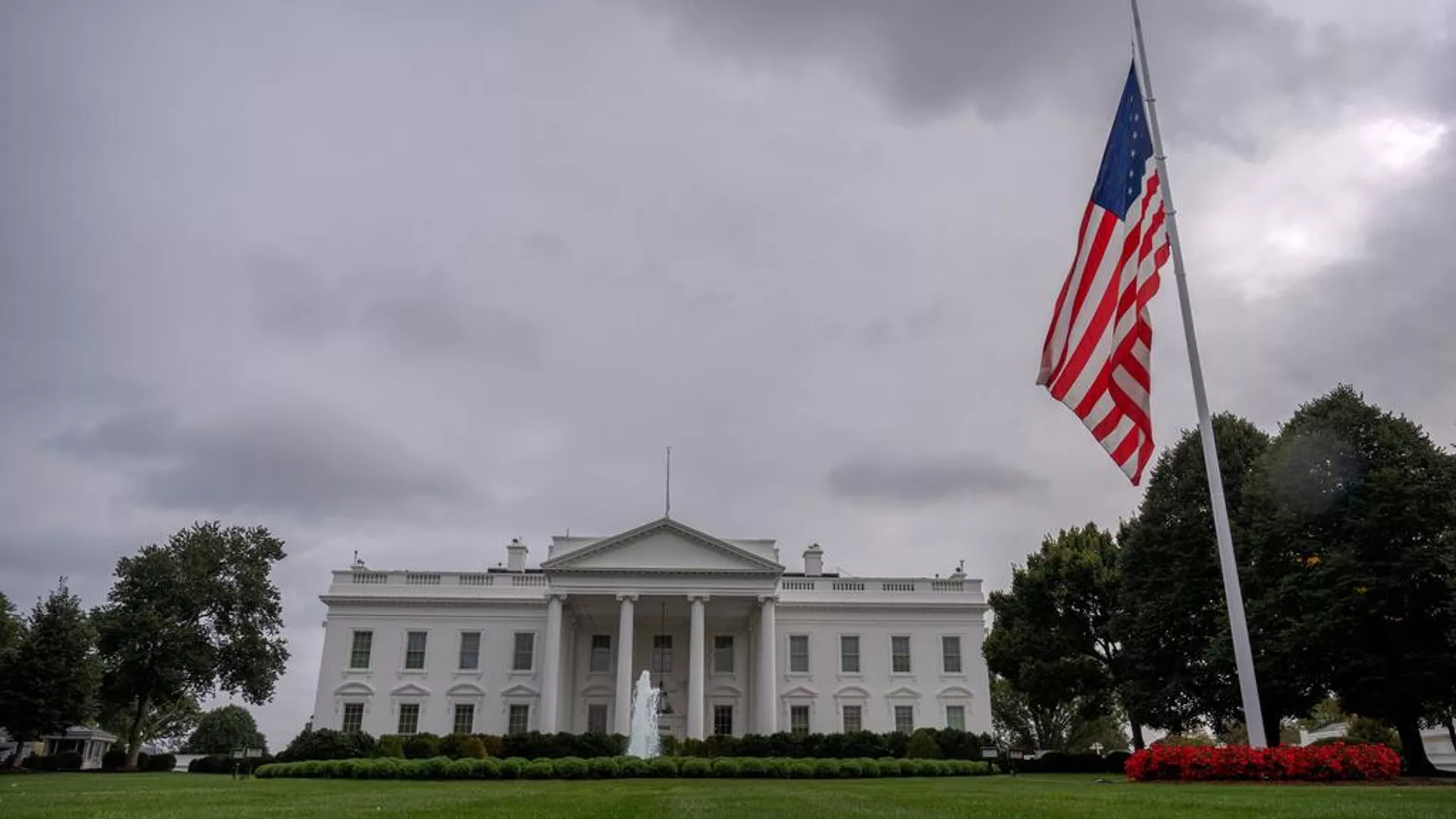La bandera estadounidense en el jardín norte de la Casa Blanca en Washington ondea a media asta tras la muerte de Charlie Kirk La bandera estadounidense en el jardín norte de la Casa Blanca en Washington ondea a media asta tras la muerte de Charlie Kirk - Sputnik Mundo, 1920, 05.10.2025