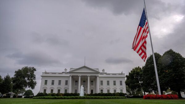 La bandera estadounidense en el jardín norte de la Casa Blanca en Washington ondea a media asta tras la muerte de Charlie Kirk - Sputnik Mundo