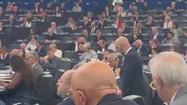 Parlamento Europeo se niega a guardar un minuto de silencio por el asesinato de Charlie Kirk - Sputnik Mundo