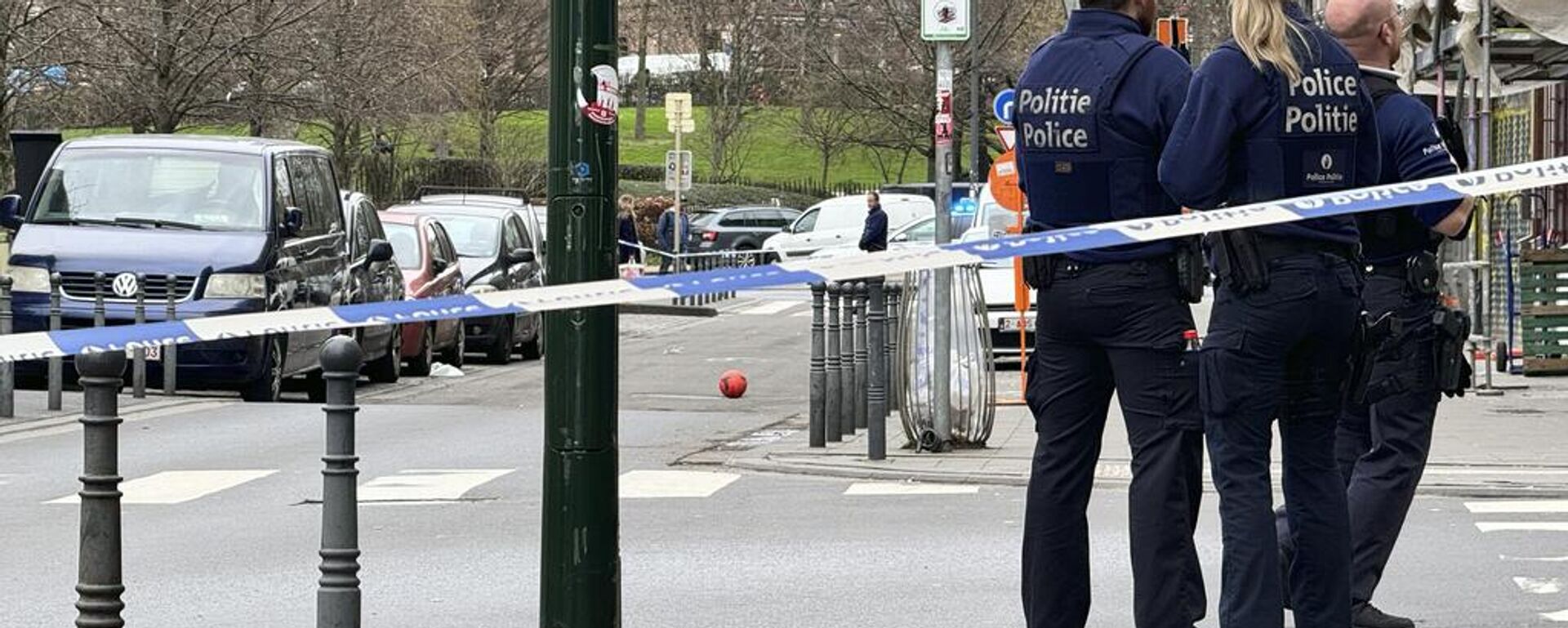 La policía investiga en el lugar de un tiroteo en Bruselas, el martes 13 de febrero de 2024 en Bruselas - Sputnik Mundo, 1920, 12.09.2025