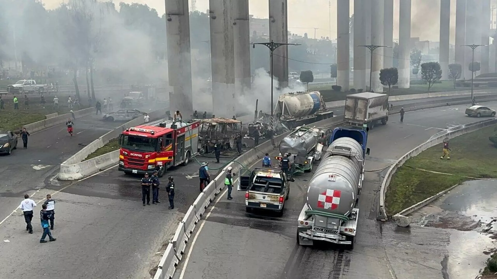 Van 10 fallecidos por la explosión de una pipa de gas en la capital de México - Sputnik Mundo, 1920, 12.09.2025