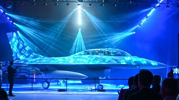 Un avión F-16 de los 24 comprados por Argentina durante su presentación en febrero de 2025 - Sputnik Mundo