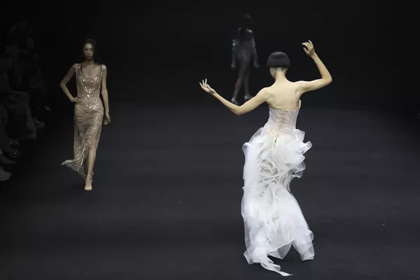 Las modelos desfilan en la pasarela de la colección RILLKEM del diseñador Keming Ren durante el cuarto día de la Semana de la Moda de China Otoño 2025, en Pekín. Las modelos desfilan en la pasarela de la colección RILLKEM del diseñador Keming Ren durante el cuarto día de la Semana de la Moda de China Otoño 2025, en Pekín. - Sputnik Mundo