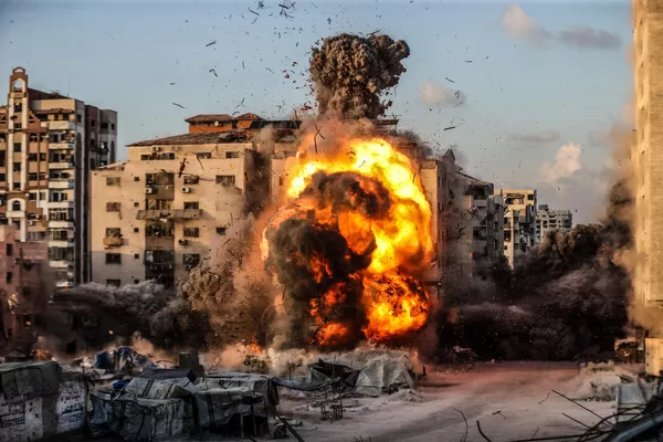 Llamas y humo se elevan desde un edificio tras el bombardeo del Ejército israelí sobre la torre al Ruya, en la ciudad de Gaza. Llamas y humo se elevan desde un edificio tras el bombardeo del Ejército israelí sobre la torre al Ruya, en la ciudad de Gaza. - Sputnik Mundo