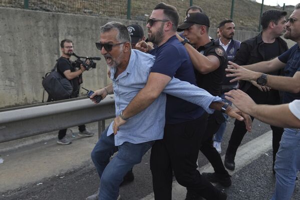 Un simpatizante del principal partido opositor de Turquía —el Partido Republicano del Pueblo (CHP)— se enfrenta a los agentes de Policía, frente a su sede en Estambul. - Sputnik Mundo