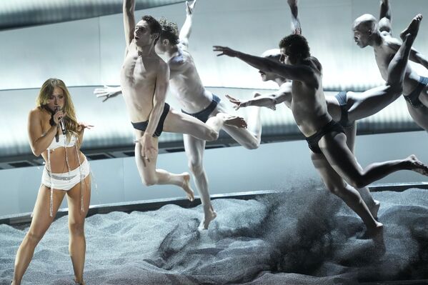 La cantante canadiense Tate McRae interpreta la canción Sports Car durante los MTV Video Music Awards en el UBS Arena de Elmont, Nueva York. - Sputnik Mundo