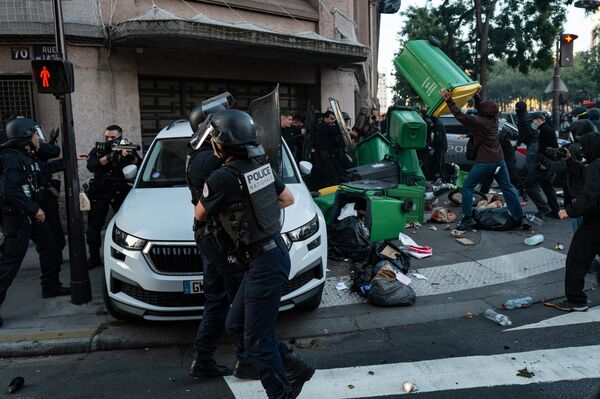 En París, varios cientos de estudiantes y manifestantes bloquearon el colegio de Helene Boucher. Fue levantada una barricada con contenedores de basura en llamas para bloquear el tráfico cerca de la Plaza de la Nación. La Policía dispersó a los manifestantes con gases lacrimógenos tras varios enfrentamientos. Esto forma parte del movimiento Bloquons tout (Bloqueemos todo) para protestar contra las medidas de austeridad anunciadas para el presupuesto de 2026 y denunciar las políticas del presidente francés, Emmanuel Macron. - Sputnik Mundo