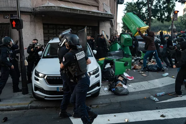 En París, varios cientos de estudiantes y manifestantes bloquearon el colegio de Helene Boucher. Fue levantada una barricada con contenedores de basura en llamas para bloquear el tráfico cerca de la Plaza de la Nación. La Policía dispersó a los manifestantes con gases lacrimógenos tras varios enfrentamientos. Esto forma parte del movimiento Bloquons tout (Bloqueemos todo) para protestar contra las medidas de austeridad anunciadas para el presupuesto de 2026 y denunciar las políticas del presidente francés, Emmanuel Macron. En París, varios cientos de estudiantes y manifestantes bloquearon el colegio de Helene Boucher. Fue levantada una barricada con contenedores de basura en llamas para bloquear el tráfico cerca de la Plaza de la Nación. La Policía dispersó a los manifestantes con gases lacrimógenos tras varios enfrentamientos. Esto forma parte del movimiento Bloquons tout (Bloqueemos todo) para protestar contra las medidas de austeridad anunciadas para el presupuesto de 2026 y denunciar las políticas del presidente francés, Emmanuel Macron. - Sputnik Mundo