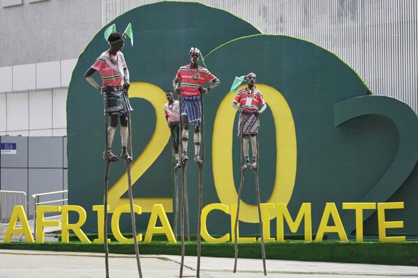 Artistas caminan sobre zancos durante la Segunda Cumbre Africana sobre el Clima (ACS2) en Adís Abeba, Etiopía. - Sputnik Mundo