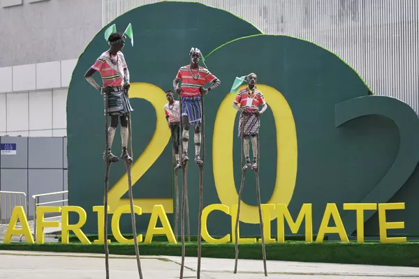 Artistas caminan sobre zancos durante la Segunda Cumbre Africana sobre el Clima (ACS2) en Adís Abeba, Etiopía. Artistas caminan sobre zancos durante la Segunda Cumbre Africana sobre el Clima (ACS2) en Adís Abeba, Etiopía. - Sputnik Mundo