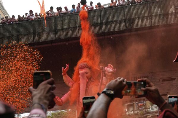 Una estatua del dios hindú Ganesha, con cabeza de elefante, es llevada para su inmersión en el último día del festival Ganesh Chaturthi, de 10 días de duración, en la ciudad de Bombay, en la India. - Sputnik Mundo