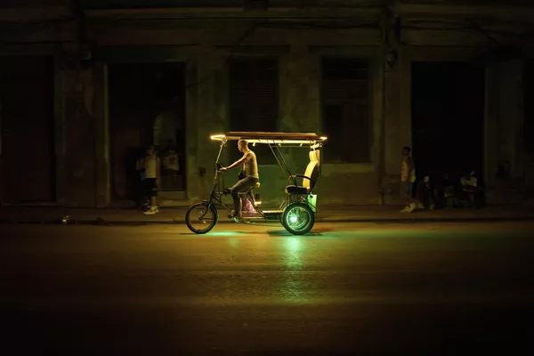 Un hombre maneja un rickshaw durante un apagón en La Habana, Cuba. - Sputnik Mundo