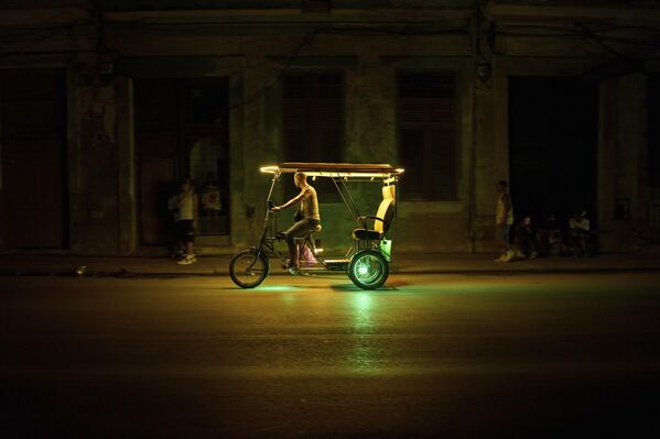 Un hombre maneja un rickshaw durante un apagón en La Habana, Cuba. - Sputnik Mundo