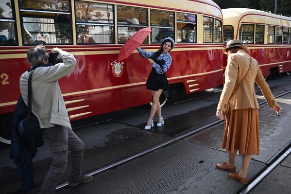 En la foto: la celebración del 20.º desfile aniversario del transporte histórico en Moscú. - Sputnik Mundo