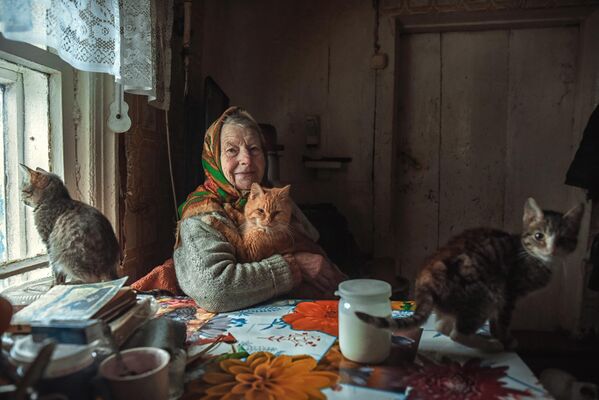 La abuela Nadia y sus gatos en la categoría Rusia en rostros. Pueblo de Dievo-Gorodishche, Rusia central. - Sputnik Mundo