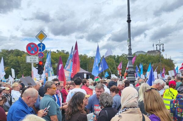 🪧 ¡Paz en lugar de carrera armamentista!: alemanes protestan contra la implicación del país en guerras - Sputnik Mundo