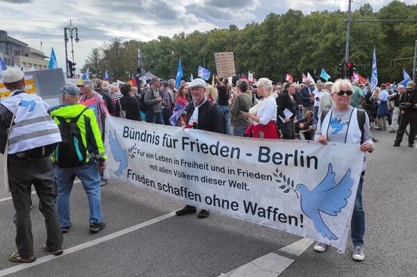 🪧 ¡Paz en lugar de carrera armamentista!: alemanes protestan contra la implicación del país en guerras - Sputnik Mundo