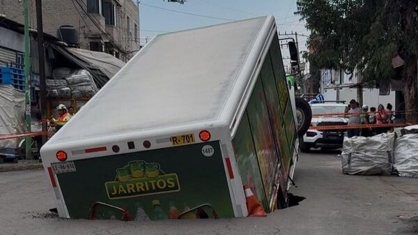 Socavón se traga un camión de refrescos en el oriente de la Ciudad de México - Sputnik Mundo