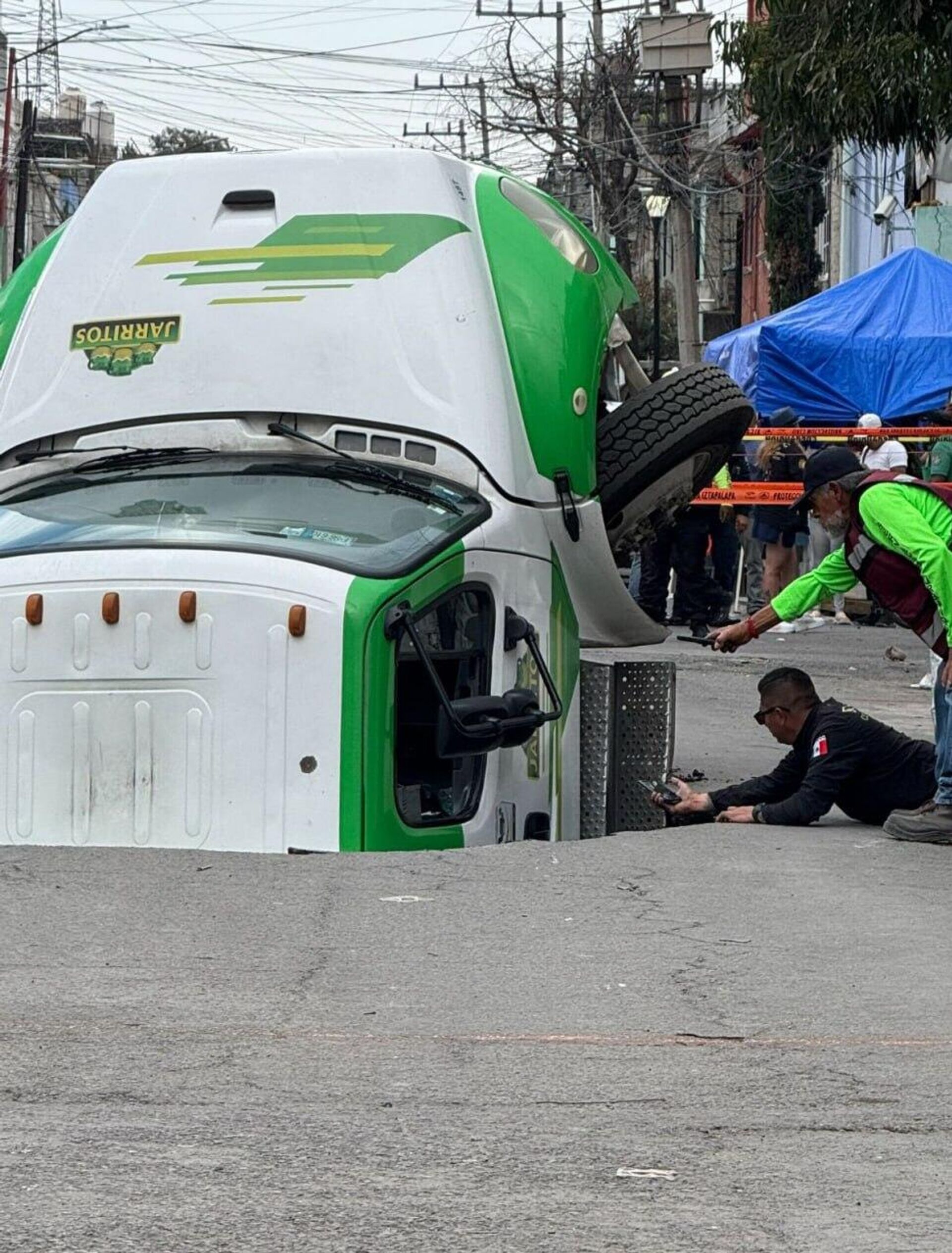 Socavón se traga un camión de refrescos en el oriente de la Ciudad de México - Sputnik Mundo, 1920, 13.09.2025