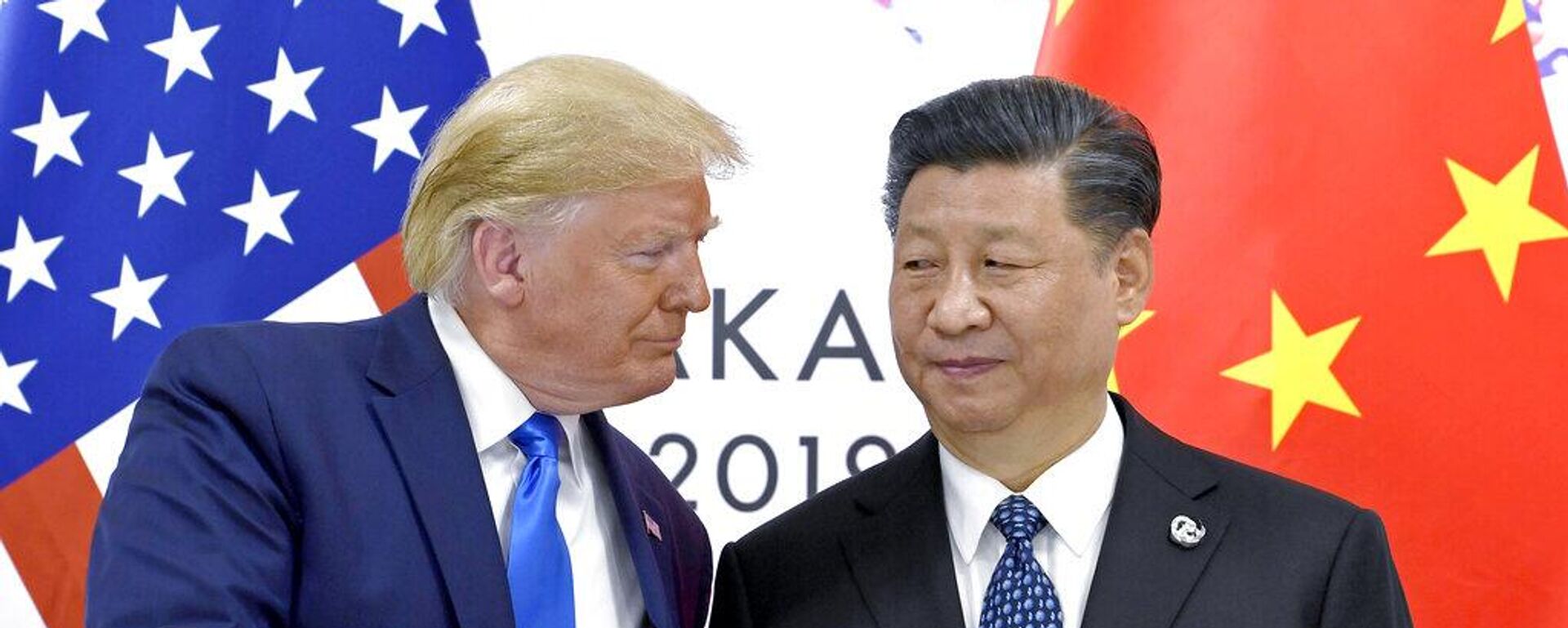 Donald Trump, presidente de EEUU, se reúne con su par chino, Xi Jinping, durante la cumbre del G20, en Osaka, Japón, el 29 de junio de 2019 - Sputnik Mundo, 1920, 14.09.2025