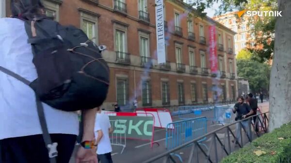 La Policía usa gas lacrimógeno contra manifestantes propalestinos en Madrid - Sputnik Mundo