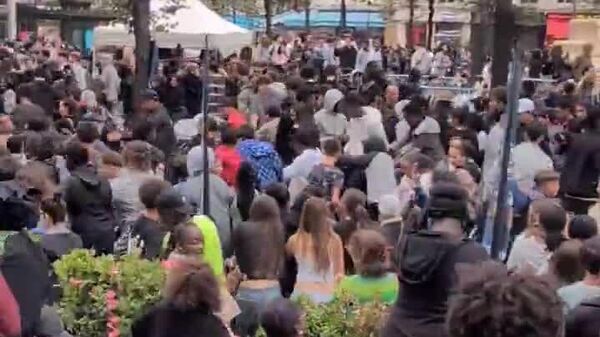 ‍ La entrega gratuita de pollo frito desemboca en disturbios en París - Sputnik Mundo