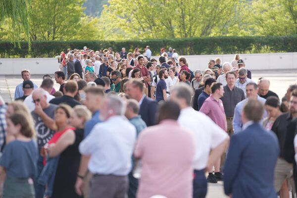 Rinden homenaje al activista estadounidense Charlie Kirk Rinden homenaje al activista estadounidense Charlie Kirk - Sputnik Mundo